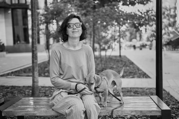 Mladá Dospělá Žena Městě Psem Sedícím Objímajícím Usmívajícím Mazlení Psa — Stock fotografie