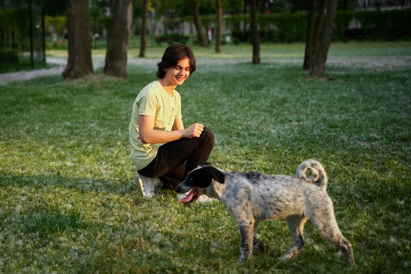 Außenporträt Eines Jungen Mit Seinem Adoptivhund Jugendfreundschaft Mit Haustier Junge — Stockfoto