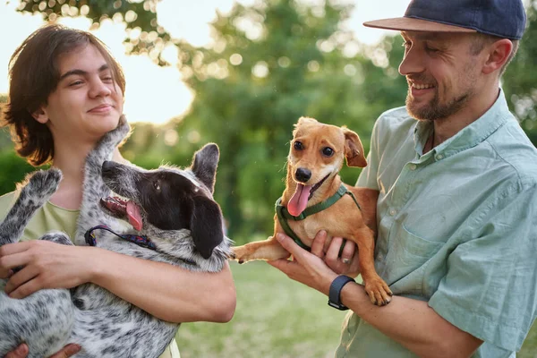 Apoyo Cuidado Familia Feliz Hombres Niños Que Unen Con Cachorro — Foto de Stock