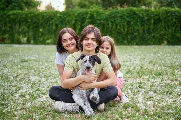 Apoyo Cuidado Familia Feliz Mujer Niños Vinculándose Con Cachorro Adoptivo Imagen de stock