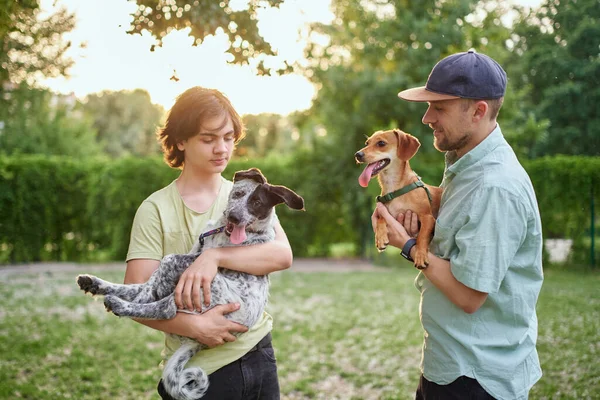 Apoyo Cuidado Familia Feliz Hombres Niños Que Unen Con Cachorro Fotos de stock libres de derechos