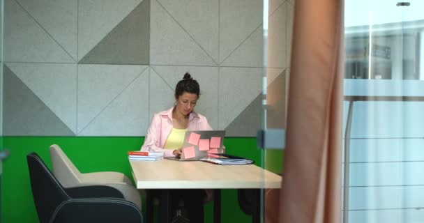 Femme Affaires Confiante Sérieuse Travaillant Sur Ordinateur Portable Dans Bureau — Video