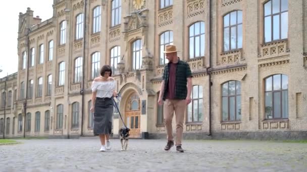 Щаслива Пара Притулком Собака Обіймається Тлі Старого Міста Влітку Жінки — стокове відео
