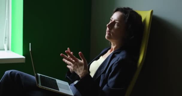 Profiel Shot Van Vrouwelijke Business Suit Kijkend Naar Laptop Emotioneel — Stockvideo