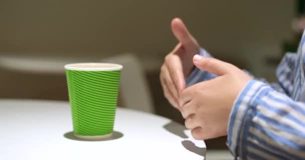 Dwie Koleżanki Rozmawiające Biurze Pijące Kawę Przy Stole Jedna Kobieta — Wideo stockowe