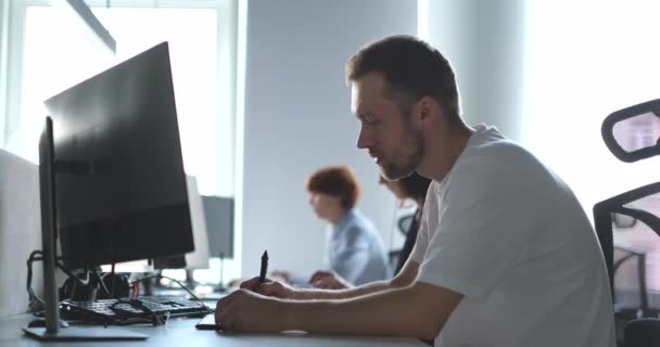 白いTシャツの男と女性のソフトウェア開発者は大都市Itオフィスで働いています タブレットを使ってる男デザイナーだ 高品質4K映像 — ストック動画