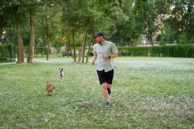 Destek, bakım ya da mutlu aile, koruyucu köpek ya da evcil hayvanla bağ kuran ve birlikte eğlenen adam ve çocuklar. Yüksek kalite fotoğraf