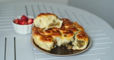 Ev yapımı etli turta, etli börek, masada tabakta pişmiş taze kafeterya olabilir. Yüksek kalite 4k görüntü