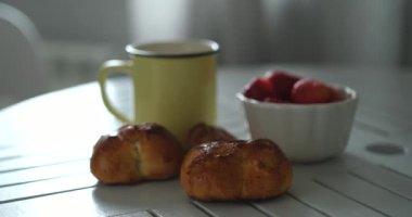 Sabah çayıyla pastayı masadan kaldırmak ve çilekli fırın. Konforlu mutfak, yerel atmosfer Yüksek kalite 4K video