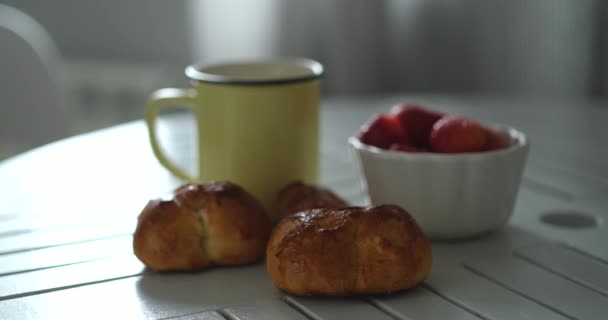 Zabierając Ciasto Stołu Poranną Herbatą Kawową Piekarnią Truskawkami Przytulna Kuchnia — Wideo stockowe