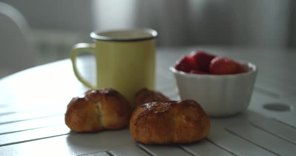 Λήψη Ζαχαροπλαστικής Από Τραπέζι Πρωινό Τσάι Καφέ Και Φούρνο Φράουλες — Αρχείο Βίντεο