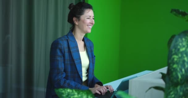 ノートパソコンで話すことを考えて座っているビジネス女性の肖像 オンライン通信高品質4Kビデオ — ストック動画