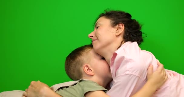 Šťastná Máma Malé Dítě Užívají Dopoledne Spolu Objímání Milující Rodič — Stock video