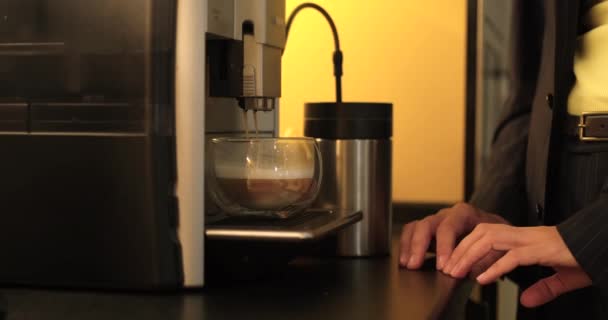 Młoda Biznesmenka Parzy Kawę Ekspresie Kawy Kuchni Biurowej Kobieta Ciemnym Wideo Stockowe bez tantiem