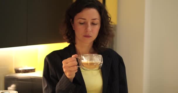 Ofis Mutfağında Kahve Makinesinden Kahve Içen Genç Bir Kadını Koyu — Stok video