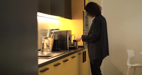 Junge Geschäftsfrau Kocht Kaffee Der Kaffeemaschine Der Büroküche Frau Dunklen Lizenzfreies Stock-Filmmaterial