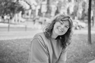 Yazın parkta mutlu bir kadının yüzü, gülümsemesi ve portresi. Güzellik için heyecanlı ve kendine güvenen bir kadın. Bahçe ve kadın ya da açık hava modeli özgürlük, mutluluk, tarz. Yüksek kalite fotoğraf