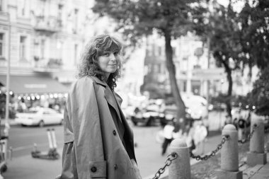 Yazın parkta mutlu bir kadının yüzü, gülümsemesi ve portresi. Güzellik için heyecanlı ve kendine güvenen bir kadın. Bahçe ve kadın ya da açık hava modeli özgürlük, mutluluk, tarz. Yüksek kalite fotoğraf