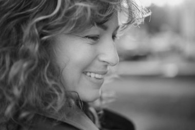 Yazın parkta mutlu bir kadının yüzü, gülümsemesi ve portresi. Güzellik için heyecanlı ve kendine güvenen bir kadın. Bahçe ve kadın ya da açık hava modeli özgürlük, mutluluk, tarz. Yüksek kalite fotoğraf