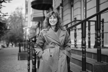 Yazın parkta mutlu bir kadının yüzü, gülümsemesi ve portresi. Güzellik için heyecanlı ve kendine güvenen bir kadın. Bahçe ve kadın ya da açık hava modeli özgürlük, mutluluk, tarz. Yüksek kalite fotoğraf