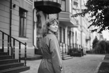 Yazın parkta mutlu bir kadının yüzü, gülümsemesi ve portresi. Güzellik için heyecanlı ve kendine güvenen bir kadın. Bahçe ve kadın ya da açık hava modeli özgürlük, mutluluk, tarz. Yüksek kalite fotoğraf