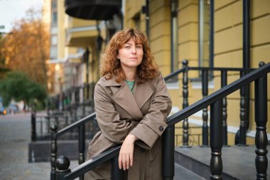 Yazın parkta mutlu bir kadının yüzü, gülümsemesi ve portresi. Güzellik için heyecanlı ve kendine güvenen bir kadın. Bahçe ve kadın ya da açık hava modeli özgürlük, mutluluk, tarz. Yüksek kalite fotoğraf