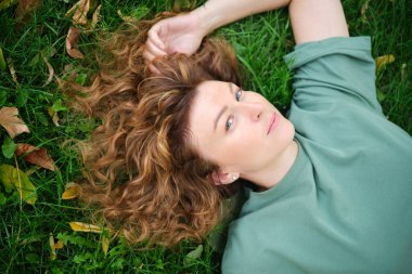 Kameraya bakan mutlu olgun bir kadının portresi. Gün batımında şehir sokağında başarılı bir gururlu kadın. Açık havada gülümseyen resmi giysili beyaz kadın. Yüksek kalite fotoğraf