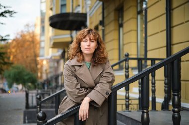 Yazın parkta mutlu bir kadının yüzü, gülümsemesi ve portresi. Güzellik için heyecanlı ve kendine güvenen bir kadın. Bahçe ve kadın ya da açık hava modeli özgürlük, mutluluk, tarz. Yüksek kalite fotoğraf