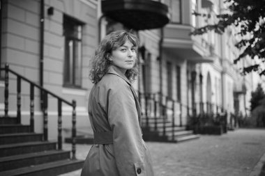 Yazın parkta mutlu bir kadının yüzü, gülümsemesi ve portresi. Güzellik için heyecanlı ve kendine güvenen bir kadın. Bahçe ve kadın ya da açık hava modeli özgürlük, mutluluk, tarz. Yüksek kalite fotoğraf