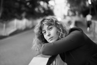 Yazın parkta mutlu bir kadının yüzü, gülümsemesi ve portresi. Güzellik için heyecanlı ve kendine güvenen bir kadın. Bahçe ve kadın ya da açık hava modeli özgürlük, mutluluk, tarz. Yüksek kalite fotoğraf