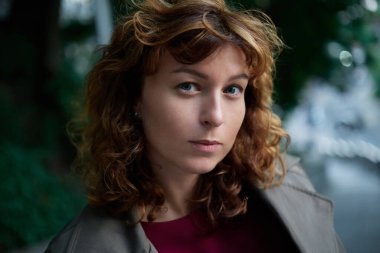 Yazın parkta mutlu bir kadının yüzü, gülümsemesi ve portresi. Güzellik için heyecanlı ve kendine güvenen bir kadın. Bahçe ve kadın ya da açık hava modeli özgürlük, mutluluk, tarz. Yüksek kalite fotoğraf