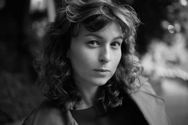 Yazın parkta mutlu bir kadının yüzü, gülümsemesi ve portresi. Güzellik için heyecanlı ve kendine güvenen bir kadın. Bahçe ve kadın ya da açık hava modeli özgürlük, mutluluk, tarz. Yüksek kalite fotoğraf