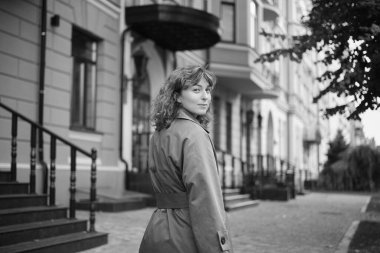 Yazın parkta mutlu bir kadının yüzü, gülümsemesi ve portresi. Güzellik için heyecanlı ve kendine güvenen bir kadın. Bahçe ve kadın ya da açık hava modeli özgürlük, mutluluk, tarz. Yüksek kalite fotoğraf