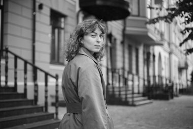 Yazın parkta mutlu bir kadının yüzü, gülümsemesi ve portresi. Güzellik için heyecanlı ve kendine güvenen bir kadın. Bahçe ve kadın ya da açık hava modeli özgürlük, mutluluk, tarz. Yüksek kalite fotoğraf