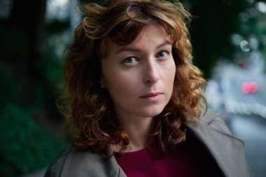 Yazın parkta mutlu bir kadının yüzü, gülümsemesi ve portresi. Güzellik için heyecanlı ve kendine güvenen bir kadın. Bahçe ve kadın ya da açık hava modeli özgürlük, mutluluk, tarz. Yüksek kalite fotoğraf