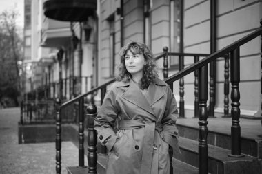 Yazın parkta mutlu bir kadının yüzü, gülümsemesi ve portresi. Güzellik için heyecanlı ve kendine güvenen bir kadın. Bahçe ve kadın ya da açık hava modeli özgürlük, mutluluk, tarz. Yüksek kalite fotoğraf