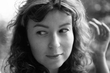 Yazın parkta mutlu bir kadının yüzü, gülümsemesi ve portresi. Güzellik için heyecanlı ve kendine güvenen bir kadın. Bahçe ve kadın ya da açık hava modeli özgürlük, mutluluk, tarz. Yüksek kalite fotoğraf