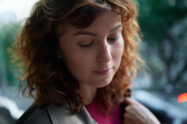 Yazın parkta mutlu bir kadının yüzü, gülümsemesi ve portresi. Güzellik için heyecanlı ve kendine güvenen bir kadın. Bahçe ve kadın ya da açık hava modeli özgürlük, mutluluk, tarz. Yüksek kalite fotoğraf