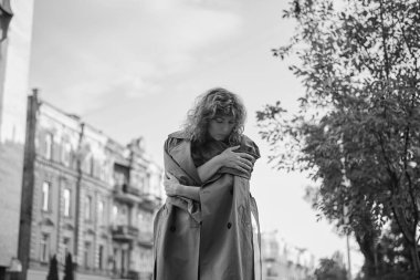 Beyaz, olgun, güzel bir kadının yakın plan portresi. Parkta güneşe bakıyor. Gün batımından saklanıyor. Yüksek kalite fotoğraf