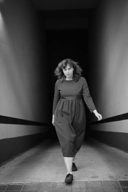 Sırt çantalı mutlu beyaz kadın portresi turistik şehirde geziyor ve sokak mimarisini keşfediyor, 30 'lu yaşlardaki kadın gezgin uluslararası tatillerde kenti ziyaret ediyor. Yüksek kalite fotoğraf