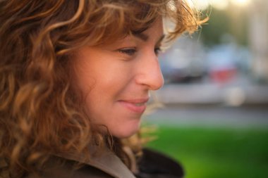 Yazın parkta mutlu bir kadının yüzü, gülümsemesi ve portresi. Güzellik için heyecanlı ve kendine güvenen bir kadın. Bahçe ve kadın ya da açık hava modeli özgürlük, mutluluk, tarz. Yüksek kalite fotoğraf