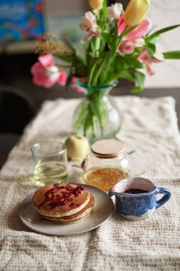Reçelli ve elmalı krep kahvaltısı, mutfak masasında çay. Basit yaşam konsepti Yüksek kalite fotoğraf