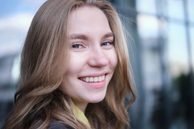 İş geçmişinde genç ve çekici bir kadının portresi. Öğrenci, iş kadını, hizmetler. Yüksek kalite fotoğraf