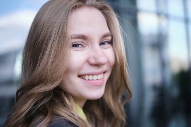 İş geçmişinde genç ve çekici bir kadının portresi. Öğrenci, iş kadını, hizmetler. Yüksek kalite fotoğraf