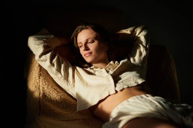 Yumuşak evdeki güzel bayan gün batımında arabada dinleniyor. Hafta sonu, mutluluk, rahat bir konsept. Yüksek kalite fotoğraf