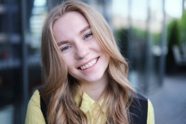 İş geçmişinde genç ve çekici bir kadının portresi. Öğrenci, iş kadını, hizmetler. Yüksek kalite fotoğraf