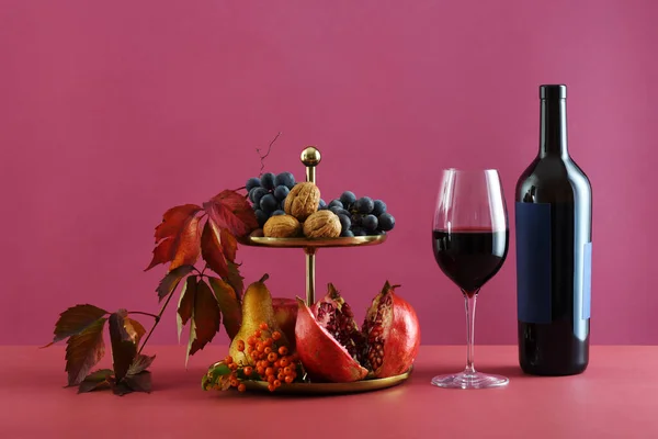 Arrangement Von Früchten Glas Rotwein Auf Violettem Hintergrund — Stockfoto