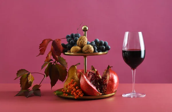 Arrangement Von Früchten Glas Rotwein Auf Violettem Hintergrund — Stockfoto