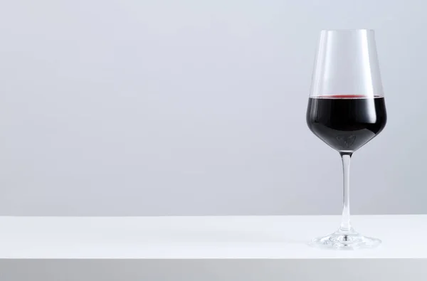 杯红酒在灰色的背景上 — 图库照片