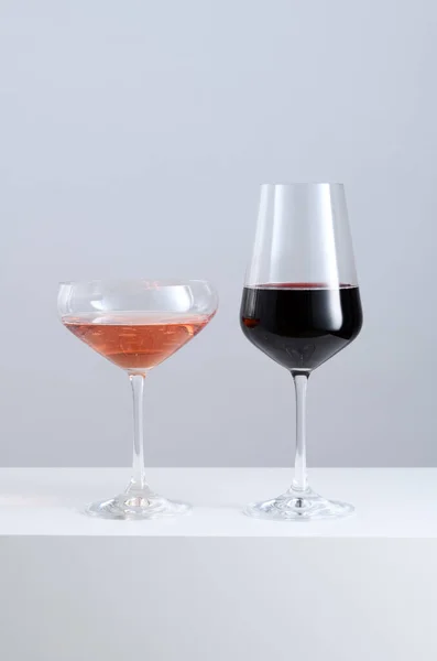 灰色背景下的红葡萄酒和玫瑰酒 — 图库照片